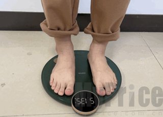 赤脚站上体脂秤测量示意图